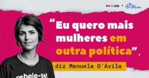 a política manuela d'ávila em preto e branco no lado esquerdo central com um fundo rosa e uma legenda no meio com uma fala dela