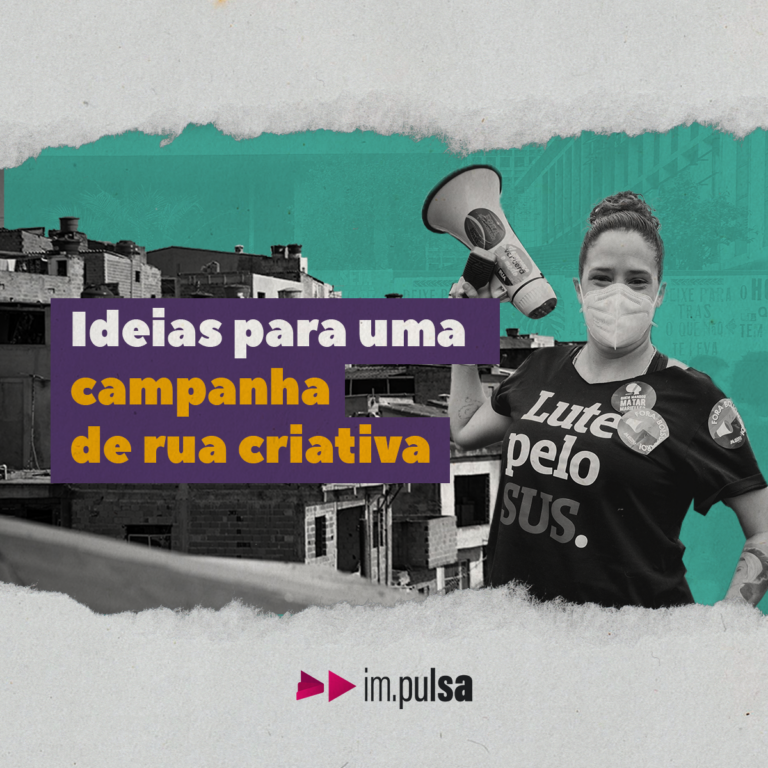 mulher a direita com um microfone na mão e com uma camisa escrita 'lute pelo sus'. ao fundo a imagem de uma comunidade