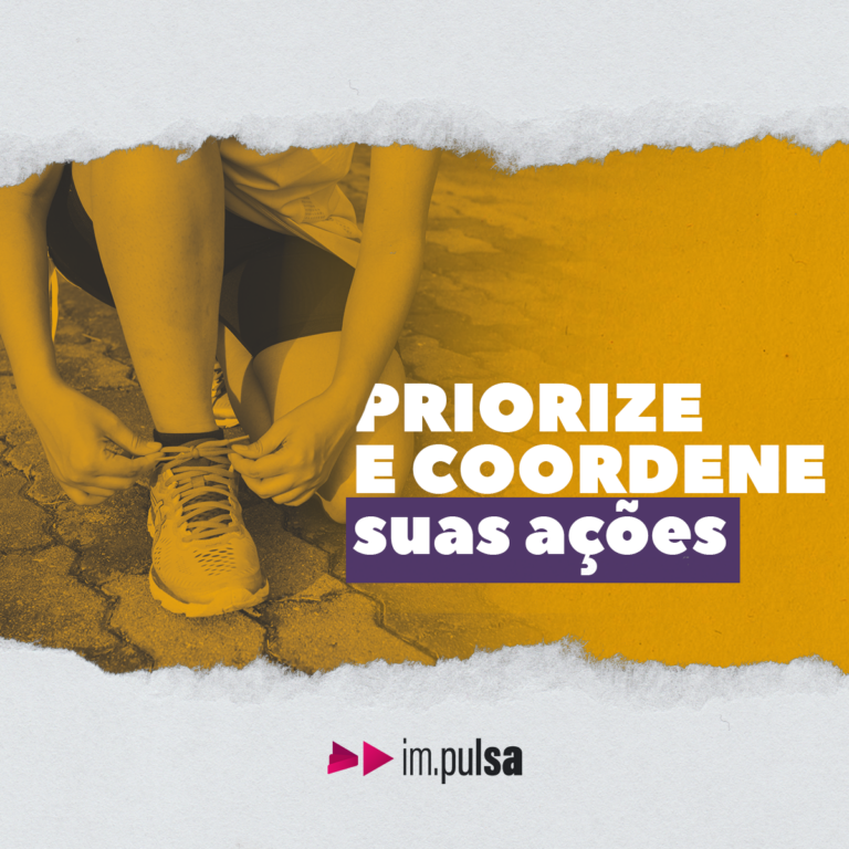 fundo amarelo com uma pessoa agachada amarrando um cadarço com um título no fundo 'priorize e coordene suas ações'