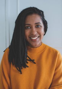 mulher negra de blusa amarela com fundo da imagem branco