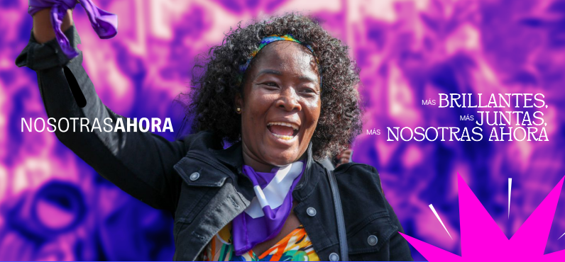 Imagen en morado y azul, con una mujer negra de puño levantado